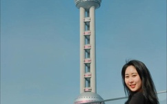 紫黑色蘑菇头顶开花缝